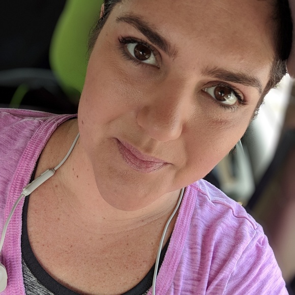 Meet your Posher, Nikole - Picture 2 of 4